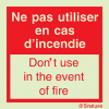 Signal avec texte "Ne pas utiliser en cas d´incendie" en français et anglais