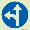 Signal pour parkings, direction tout droit ou tourner à gauche